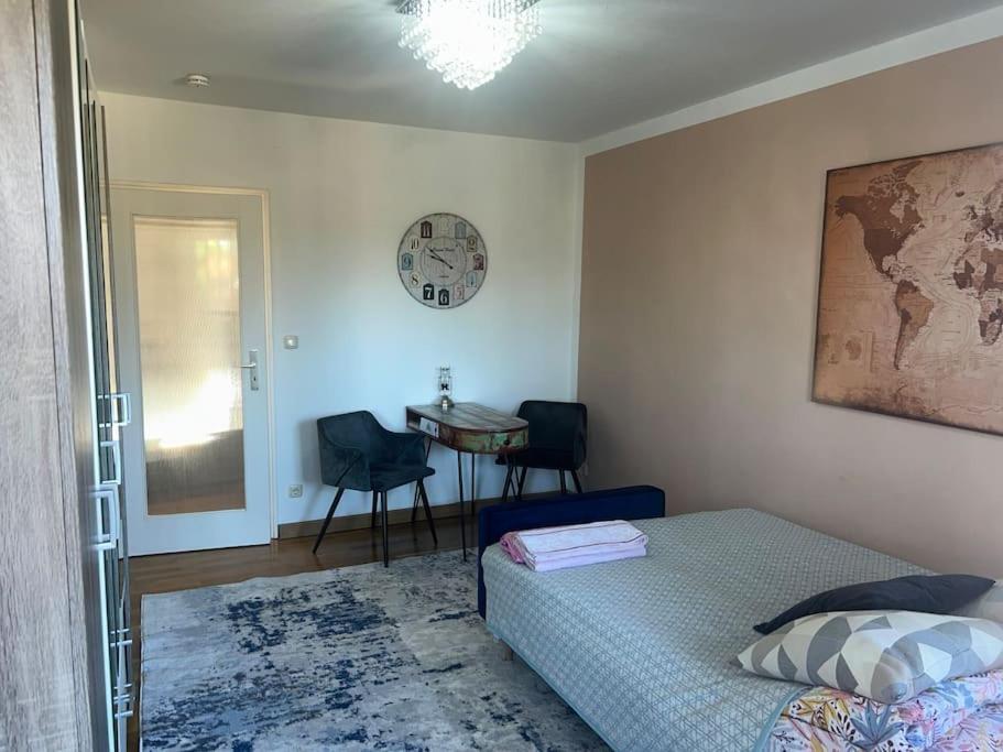Beautiful 2-bedroom In Center Apartment *